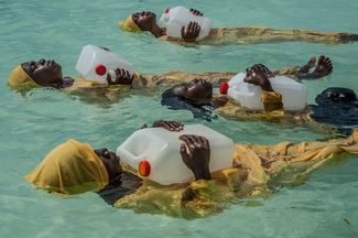 Категория «Люди», второе место в номинации «Фотоистория». Студенты начальной школы в Занзибаре учатся плавать и спасать утопающих в Индийском океане, 25 октября 2016 года