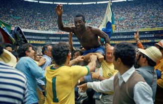 Трехкратный чемпион мира по футболу — болельщики поздравляют Пеле после победы над Италией в финале ЧМ-1970. Бразильский нападающий был признан лучшим игроком турнира.