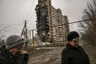 Разрушенный российским авиаударом подъезд в городе Авдеевка. В этом пригороде Донецка еще остаются мирные жители — несмотря на то, что бои за город идут уже год