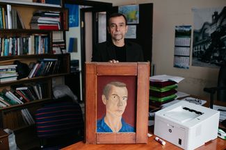 Лев Пономарев со своим автопортретом, который он написал маслом