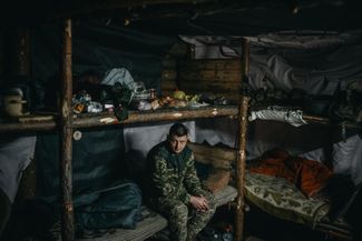 Украинский солдат в бункере на позиции под Лиманом