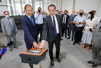 Вячеслав Гладков и министр промышленности Денис Мантуров на запуске новой производственной линии в местном промышленном парке «Северный». 2021 год