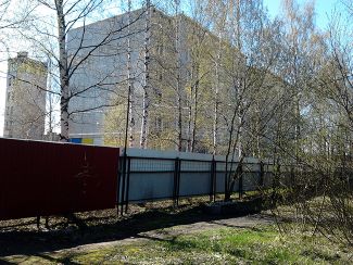 За забором компании «Тэ сон» в Санкт-Петербурге