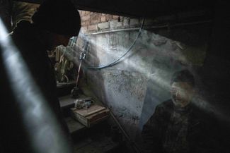 Украинские военнослужащие отдыхают в подвале одного из домов в Бахмуте в перерыве между непрекращающимися боями