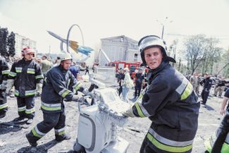 Спасатели и пожарные работают на месте обстрела в Виннице