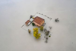«Потоп». Мишель Лапини, 2020 год. На снимке — дом, затопленный во время наводнения в Италии, когда из-за сильных дождей и таяния снегов разлилась река Панаро, приток реки По
