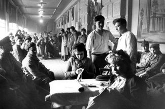 Раненые солдаты в специальном помещении на Ярославском вокзале. Москва, 1943 год
