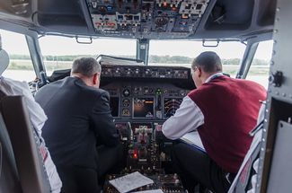 Пилоты компании UTair в самолете «Боинг-737», 24 сентября 2013 года