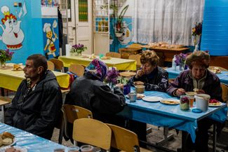 Жители Орехова обедают в центре гуманитарной помощи