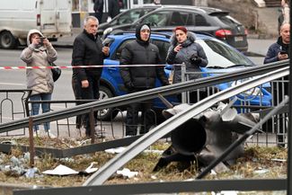 Ракетным обстрелам подверглась и столица Украины. На фото — место падения снаряда в Киеве