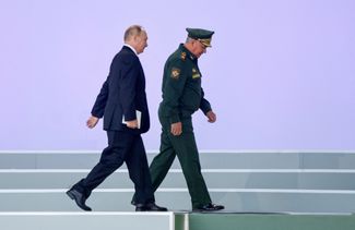 Президент России Владимир Путин и глава Минобороны России Сергей Шойгу