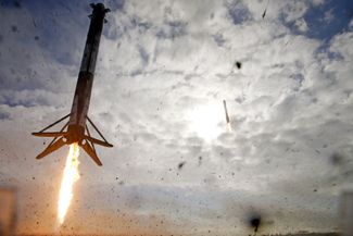 Бустеры ракеты «Фалькон Хеви» приземляются на мыс Канаверал после запуска основной части носителя. Запуск, состоявшийся 1 ноября, прошел впервые после более чем трехгодового перерыва — на орбиту были выведены военные и телекоммуникационные спутники