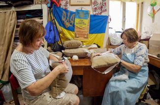 Украинские волонтерки делают подушки для армии