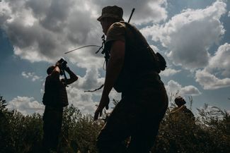 Украинские солдаты из 24-й отдельной механизированной бригады имени короля Данила наблюдают за небом на позициях ПВО возле Нью-Йорка