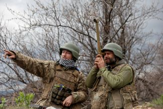 Украинские военные с перископом, который используют для разведки целей