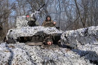 Бойцы 17-й отдельной танковой бригады на танке Т-64