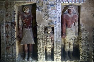 Одна из статуй в гробнице изображает писца. Ученые <a href="https://edition.cnn.com/travel/article/egypt-saqqara-tomb/index.html" target="_blank">предполагают</a>, что это может быть сам Уахти