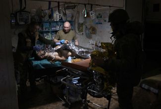 Военнослужащий ВСУ, получивший ранение под Бахмутом, во время операции в медицинском пункте. 14 ноября 2023 года