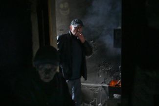 Мужчина в подвале многоквартирного дома в Лимане, который подвергается обстрелам из-за непрекращающихся рядом боев между ВСУ и подконтрольными России войсками