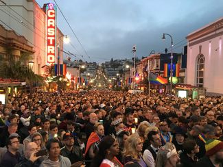 Граждане, собравшиеся в гей-квартале Кастро в Сан-Франциско, чтобы почтить память погибших в клубе Pulse в Орландо