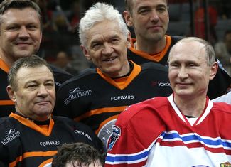 Аркадий Ротенберг, Геннадий Тимченко и Владимир Путин на матче Ночной хоккейной лиги, Сочи, 16 мая 2015 года