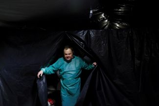 Хирург Александр Резников выходит из операционной в бомбоубежище. Киевская область 