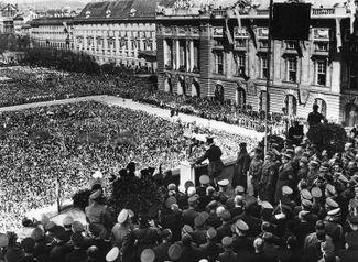 Гитлер выступает с балкона бывшего императорского дворца Хофбург в Вене. 15 марта 1938 года