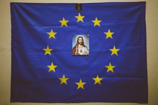 Изображение Иисуса Христа на флаге Евросоюза в здании Октябрьского дворца, захваченного сторонниками евроинтеграции. 7 декабря 2013 года.