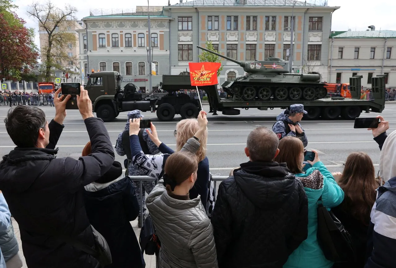 9 мая зрители увидели заметно сокращенную версию того парада Победы,  который планировали Кремль и Минобороны РФ Вот как это вышло (и при чем тут  атака дронов в центре Москвы) — Meduza