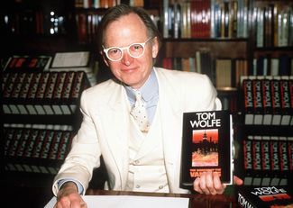 Том Вулф в 1988 году, когда вышел роман «Костры амбиций»