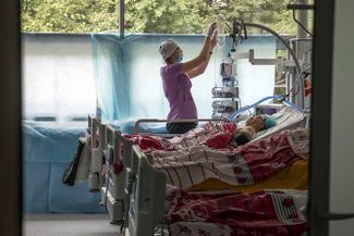 Медицинский работник оказывает помощь пострадавшему от обстрела жителю Винницы