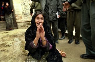 Афганская заключенная, 23-летняя Назифа, плачет и умоляет сотрудников охраны освободить ее. 10 ноября 2002 года, Кабул
