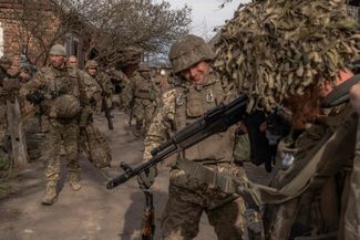 Украинские пехотинцы 23-й механизированной бригады готовятся ехать в Донецкую область