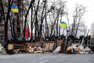 Деревянные баррикады в Киеве