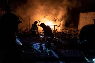 Украинские пожарные работают на месте ракетного удара по Константиновке