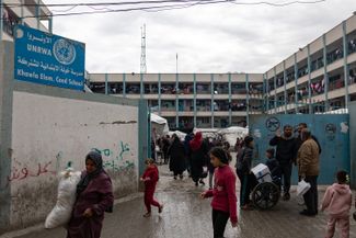 Палестинские беженцы возле школы БАПОР в Рафахе на юге сектора Газа. 28 января 2024 года