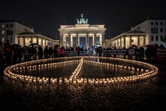 Акция солидарности с Украиной у Бранденбургских ворот в Берлине