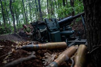 Украинский артиллерист с зенитным орудием на фронте под Харьковом