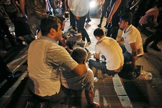 Пострадавшие в столкновениях с мятежными военными на площади Таксим, Стамбул