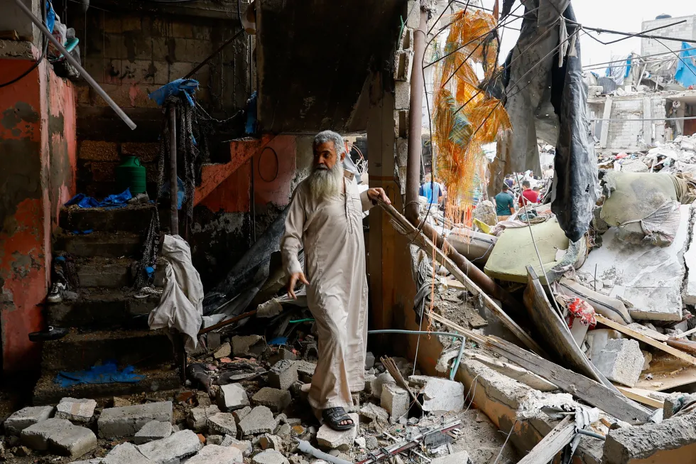Житель Рафаха среди завалов на месте своего дома