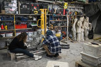 Анастасия и Владимир (ему 24 года) реставрируют статую XVII века