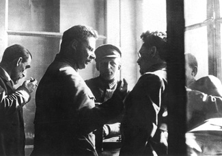 Троцкий (справа), Сталин (слева) и Фрунзе (в центре)