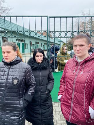 У отеля «Аэлита» в Ростове-на-Дону, за воротами 46-летняя Инна, которую не пускают общаться с прессой. 24 февраля 2022 года