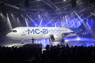 Премьер-министр РФ Дмитрий Медведев (в центре) во время церемонии выкатки магистрального самолета МС-21-300 на авиазаводе корпорации «Иркут»