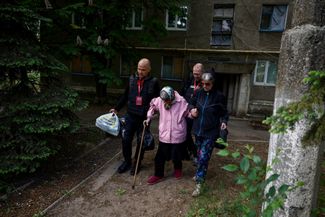 Александр и Владислав из неправительственной организации EastSOS помогают эвакуироваться 88-летней жительнице Торецка (Донецкая область) Валентине и ее 57-летней дочери Анжелике. Торецк находится рядом с линей фронта и постоянно подвергается обстрелам