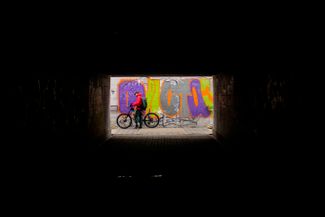 Велосипедист в подземном переходе в Киеве