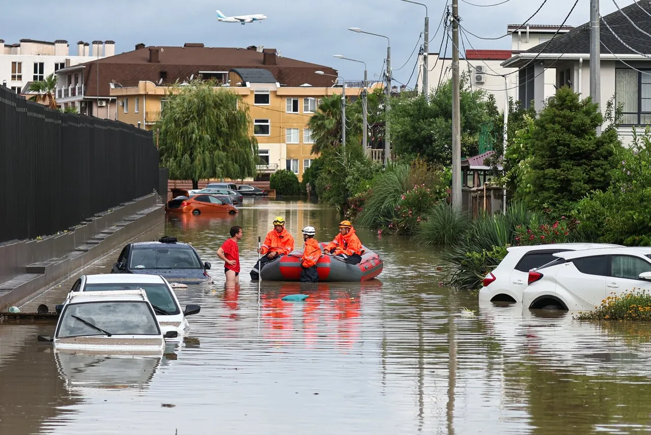 Сильнейшие ливни в Краснодарском крае. В Сочи потоки воды уносили  автомобили, из затопленного поселка Мирный эвакуировали жителей — Meduza