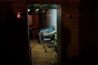 Кроватки для новорожденных в подвале детской больницы, который используется как бомбоубежище. Киев, 28 февраля 2022 года