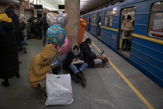 Украинцы пережидают очередную воздушную тревогу на платформе метро в Киеве. 5 декабря 2022 года