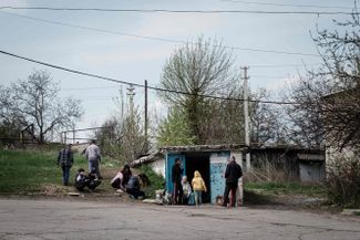 Люди у входа в бункер в Лисичанске